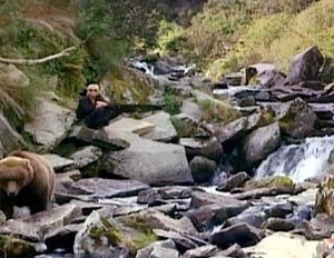Timothy Treadwell in una scena del film Grizzly Man