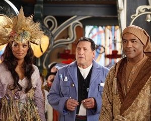 Aisha Tyler, Art LaFleur e Michael Dorn  in una scena di Santa Clause è nei guai