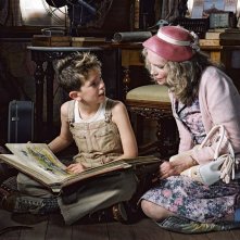 Freddie Highmore e Mia Farrow in una scena del film Arthur e il popolo dei Minimei