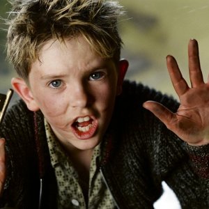 Freddie Highmore in una scena del film Arthur e il popolo dei Minimei