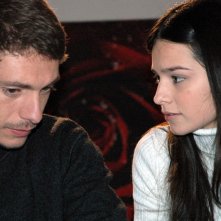 Giorgio Pasotti accanto Katy Louise Sanders in una scena del film L'aria salata