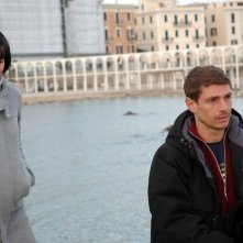 Giorgio Pasotti e Michela Cescon in una scena del film L'aria salata