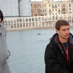 Giorgio Pasotti e Michela Cescon in una scena del film L'aria salata