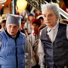 Spencer Breslin e Martin Short in una scena del film Santa Clause è nei guai