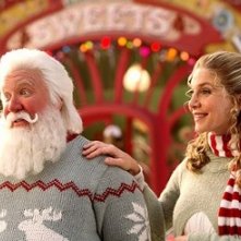 Tim Allen ed Elizabeth Mitchell in una scena del film Santa Clause è nei guai