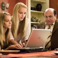 Danny DeVito e le gemelle Kelly e Sabrina Aldridge in una scena del film Conciati per le feste