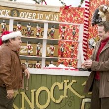 Danny DeVito e Matthew Broderick in una scena del film Conciati per le feste