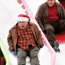 Danny DeVito e Matthew Broderick in una scena del film Conciati per le feste