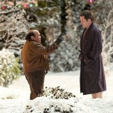 Danny DeVito e Matthew Broderick in una scena del film Conciati per le feste