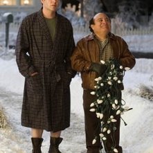 Danny DeVito e Matthew Broderick in una scena del film Conciati per le feste