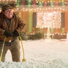 Danny DeVito in una scena del film Conciati per le feste