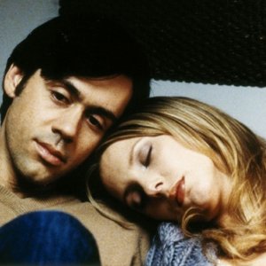 Emmanuel Mouret e Frédérique Bel in una scena del film Cambio di indirizzo