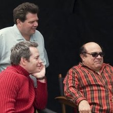 il regista John P. Whitesell con Matthew Broderick e Danny DeVito sul set di Conciati per le feste