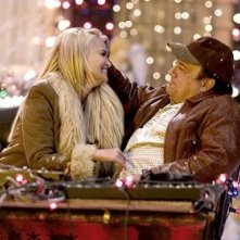  Kristin Chenoweth e Danny DeVito in una scena del film Conciati per le feste