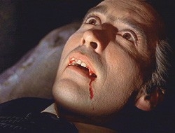 Christopher Lee in una celebre sequenza del film Dracula il vampiro