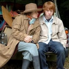 Rupert Grint accanto a Julie Walters in una scena del film  film In viaggio con Evie - Driving Lessons