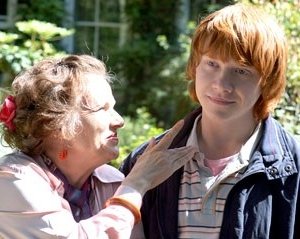 Julie Walters e Rupert Grint in una scena del film  film In viaggio con Evie - Driving Lessons