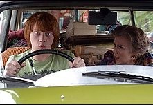 Rupert Grint  e Julie Walters in una scena del film  film In viaggio con Evie - Driving Lessons