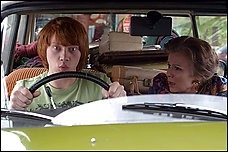 Rupert Grint  e Julie Walters in una scena del film  film In viaggio con Evie - Driving Lessons