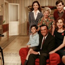 Lunetta Savino e Massimo Ghini con il resto del cast della prima stagione della fiction Raccontami