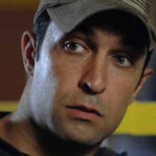 Pietro Taricone in una scena del film Il covo di Teresa, della serie Crimini