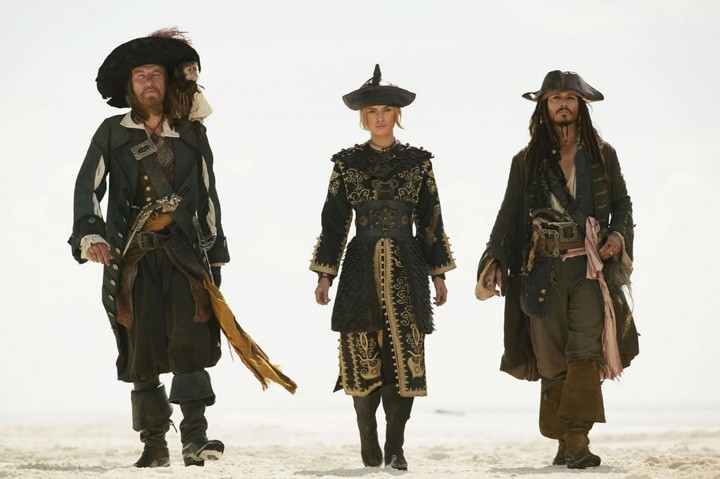 Geoffrey Rus, Johnny Depp e Keira Knightley in una scena di Pirates of the Caribbean: At Worlds End