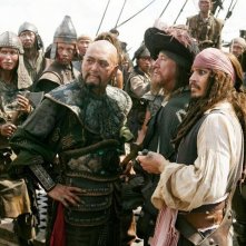 Geoffrey Rush con Johnny Depp e Chow Yun-Fat in una scena di Pirates of the Caribbean: At Worlds End