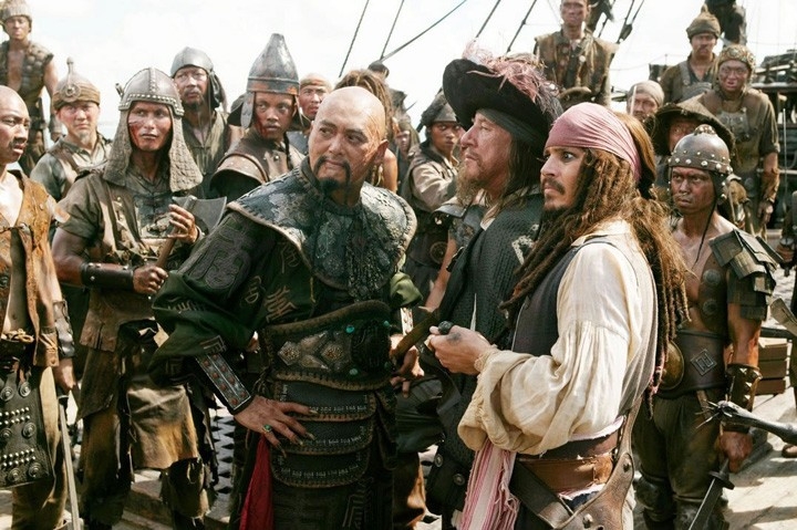 Geoffrey Rush con Johnny Depp e Chow Yun-Fat in una scena di Pirates of the Caribbean: At Worlds End