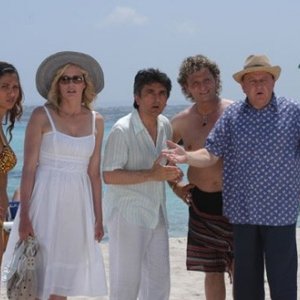  Daryl Hannah, Massimo Boldi,Vincenzo Salemme, Enzo Salvi e Francesca Lodo in una scena di Olè