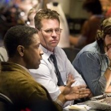 Denzel Washington con Adam Goldberg e Val Kilmer in una scena di Deja Vu - Corsa Contro Il Tempo