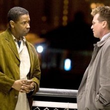 Denzel Washington con Val Kilmer in una scena di Deja Vu - Corsa Contro Il Tempo