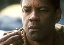 Denzel Washington in una scena di Deja Vu - Corsa Contro Il Tempo di Tony Scott