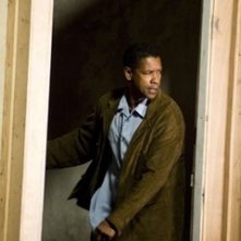 Denzel Washington in una scena di Deja Vu - Corsa Contro Il Tempo diretto da Tony Scott