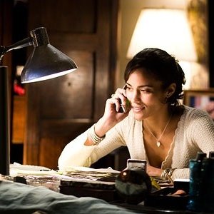 Paula Patton al telefono in una scena di Deja Vu - Corsa Contro Il Tempo
