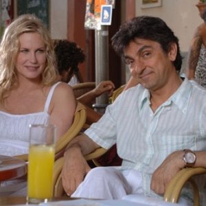 Vincenzo Salemme e Daryl Hannah in una scena di Olè