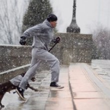Sylvester Stallone nei panni di Rocky Balboa, si allena per strada