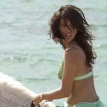 La bond girl Caterina Murino in una scena del film Casino Royale