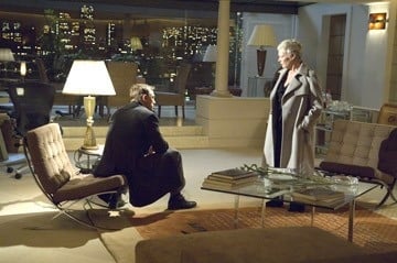 Daniel Craig e Judi Dench in una scena del film Casino Royale