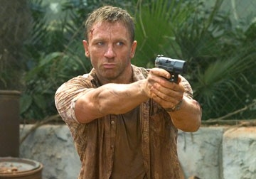 pistola in pugno per Daniel Craig in una scena del film Casino Royale