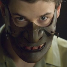 Gaspard Ulliel con la maschera di Hannibal Lecter in Hannibal Rising