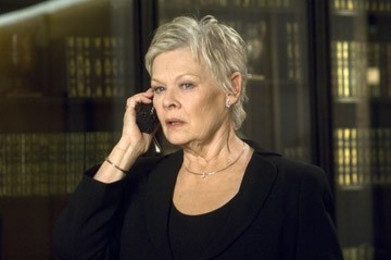 Judi Dench in una scena del film Casino Royale