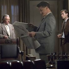 Anthony Hopkins, Jude Law e Sean Penn in una scena del film Tutti gli uomini del re