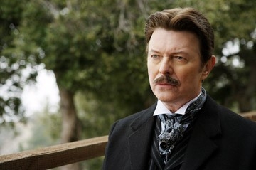 Un irriconoscibile David Bowie in una scena di 'The Prestige'