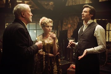 Hugh Jackman, Michael Caine e Scarlett Johansson in una scena di 'The Prestige'