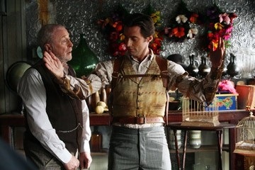 Hugh Jackman con Michael Caine in una scena di 'The Prestige'