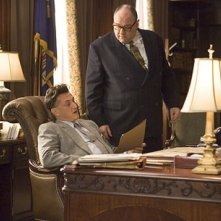 James Gandolfini e Sean Penn in una scena del film Tutti gli uomini del re