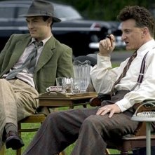 Jude Law e Sean Penn in una scena del film Tutti gli uomini del re