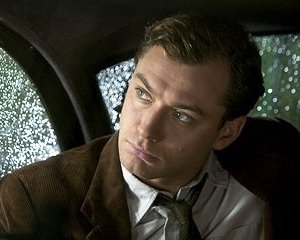 Jude Law in una scena del film Tutti gli uomini del re
