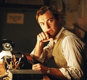 Jude Law in una scena del film Tutti gli uomini del re (All the King's Men)