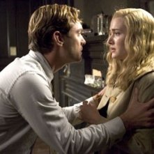Kate Winslet con Jude Law in una scena del film Tutti gli uomini del re